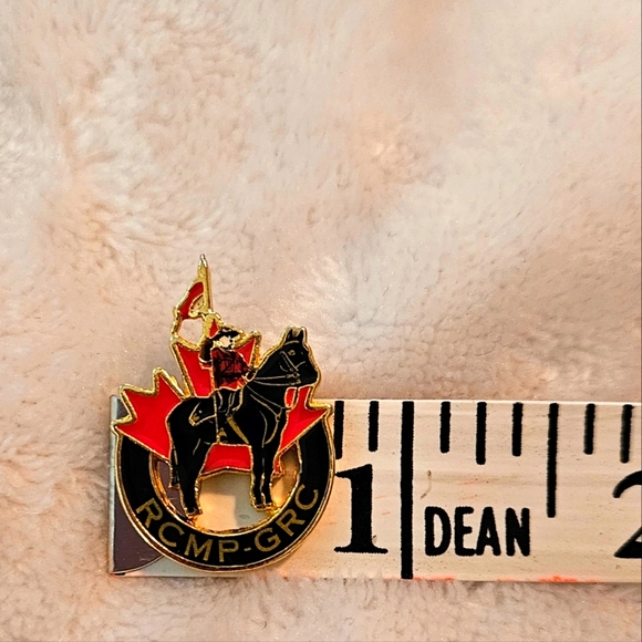 RCMP GRC 102 RL Royal Canadian Mounted Police Horse Badge Canada Lapel Pin Vtg. - Picture 3 of 7